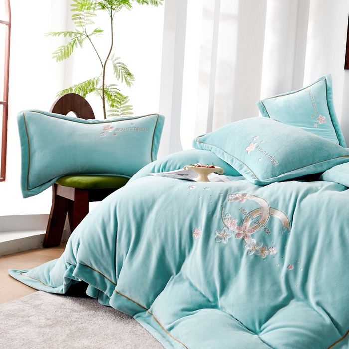 91家纺网 家纺一手货源 找家纺 玖琳家纺 2025新款商场定制款高克重刺绣牛奶绒四件套-香奈 天蓝