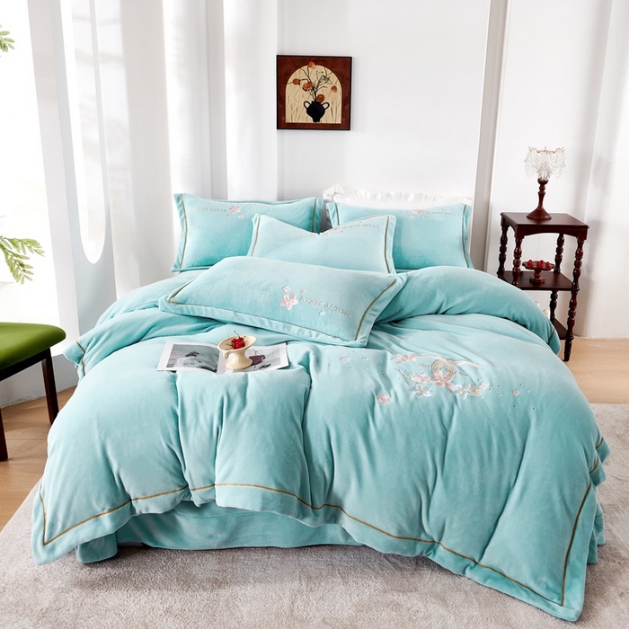 玖琳家纺 2025新款商场定制款高克重刺绣牛奶绒四件套-香奈 天蓝