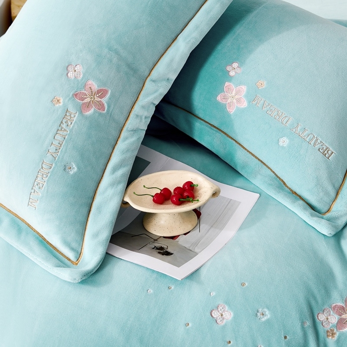 91家纺网 家纺一手货源 找家纺 玖琳家纺 2025新款商场定制款高克重刺绣牛奶绒四件套-香奈 天蓝