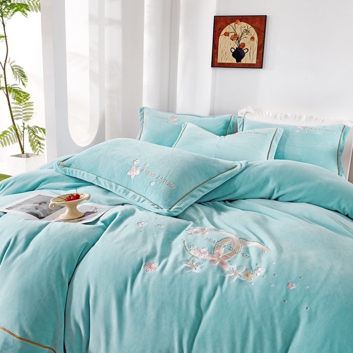 91家纺网 家纺一手货源 找家纺 玖琳家纺 2025新款商场定制款高克重刺绣牛奶绒四件套-香奈 天蓝