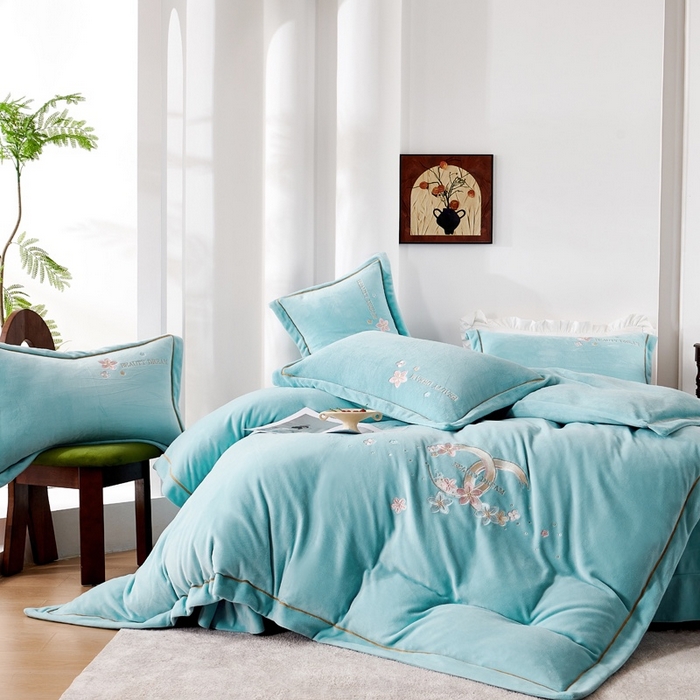 91家纺网 家纺一手货源 找家纺 玖琳家纺 2025新款商场定制款高克重刺绣牛奶绒四件套-香奈 天蓝