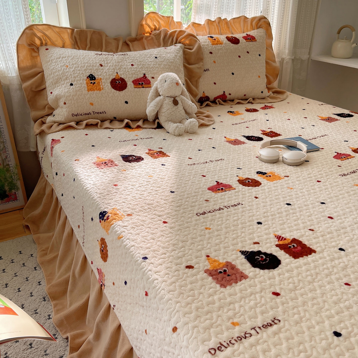 91家纺网 家纺一手货源 找家纺 红嘴企鹅 2025新款花边加厚牛奶绒单品床盖单件床盖三件套 点心