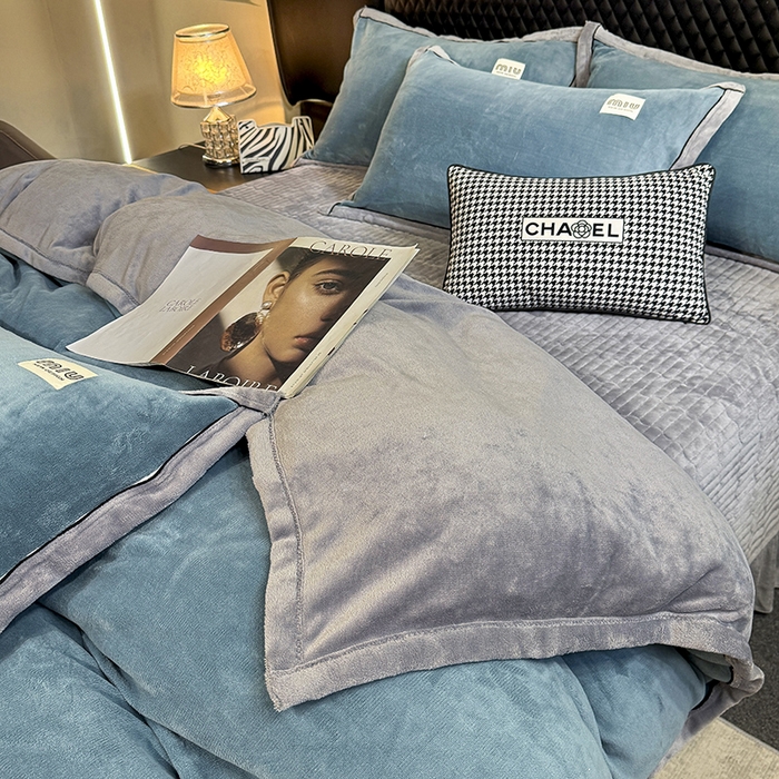 91家纺网 家纺一手货源 找家纺 芷卧 2025新款高克重牛奶绒四件套床盖款 马亚尔-时蓝