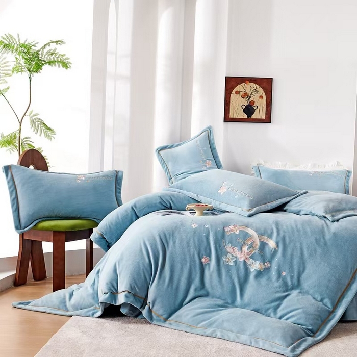 91家纺网 家纺一手货源 找家纺 玖琳家纺 2025新款商场定制款高克重刺绣牛奶绒四件套-香奈 湛蓝