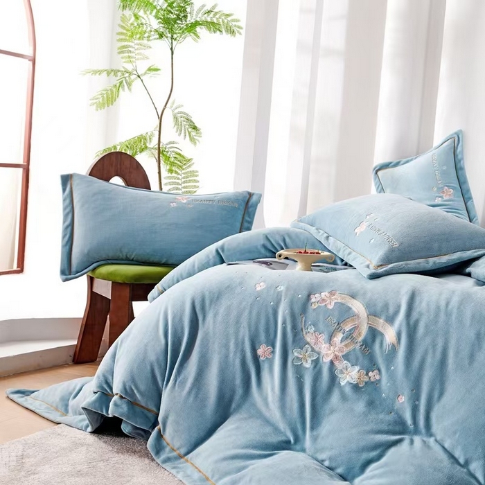 91家纺网 家纺一手货源 找家纺 玖琳家纺 2025新款商场定制款高克重刺绣牛奶绒四件套-香奈 湛蓝