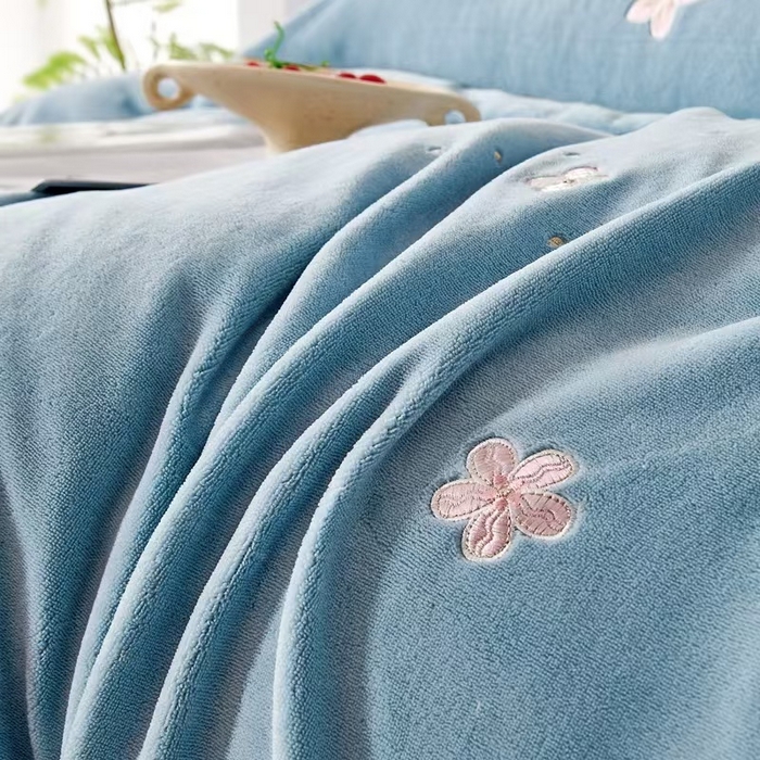 91家纺网 家纺一手货源 找家纺 玖琳家纺 2025新款商场定制款高克重刺绣牛奶绒四件套-香奈 湛蓝