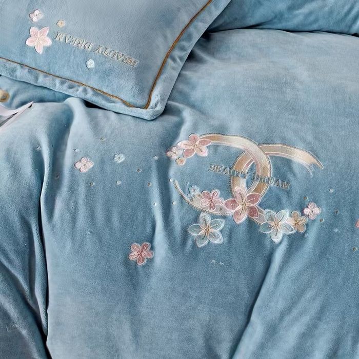 91家纺网 家纺一手货源 找家纺 玖琳家纺 2025新款商场定制款高克重刺绣牛奶绒四件套-香奈 湛蓝