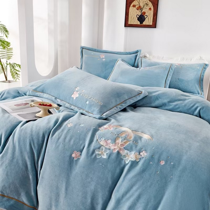 91家纺网 家纺一手货源 找家纺 玖琳家纺 2025新款商场定制款高克重刺绣牛奶绒四件套-香奈 湛蓝