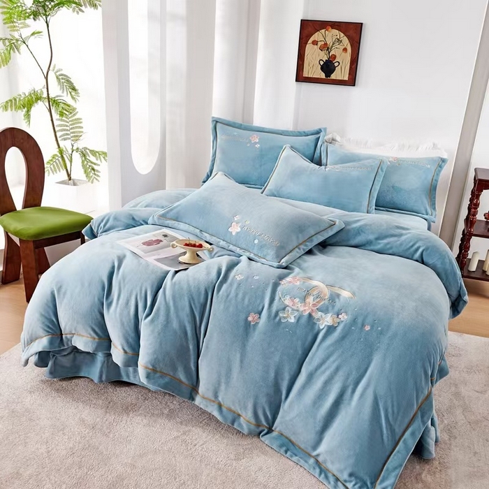 91家纺网 家纺一手货源 找家纺 玖琳家纺 2025新款商场定制款高克重刺绣牛奶绒四件套-香奈 湛蓝