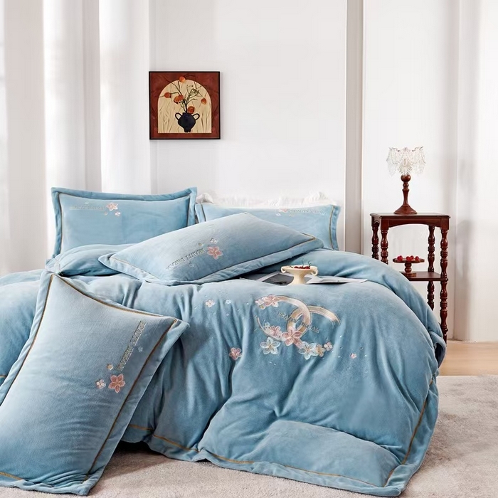 91家纺网 家纺一手货源 找家纺 玖琳家纺 2025新款商场定制款高克重刺绣牛奶绒四件套-香奈 湛蓝