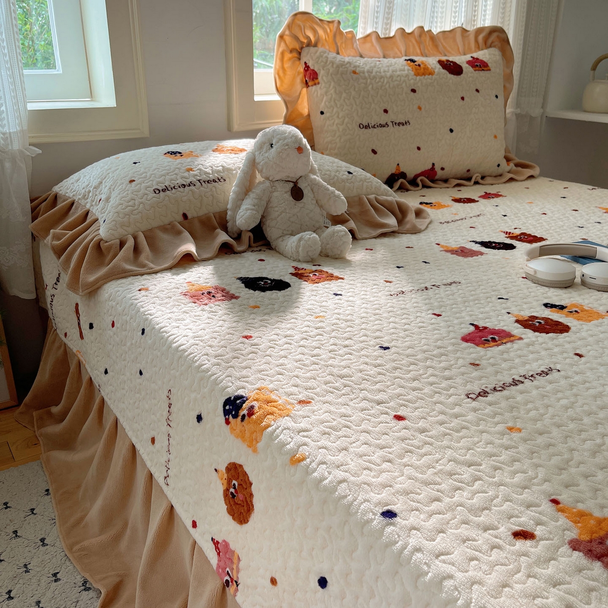 91家纺网 家纺一手货源 找家纺 红嘴企鹅 2025新款花边加厚牛奶绒单品床盖单件床盖三件套 点心