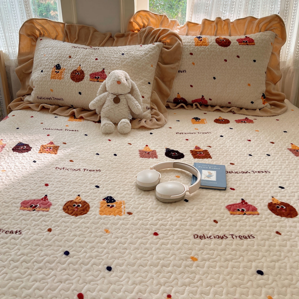 91家纺网 家纺一手货源 找家纺 红嘴企鹅 2025新款花边加厚牛奶绒单品床盖单件床盖三件套 点心