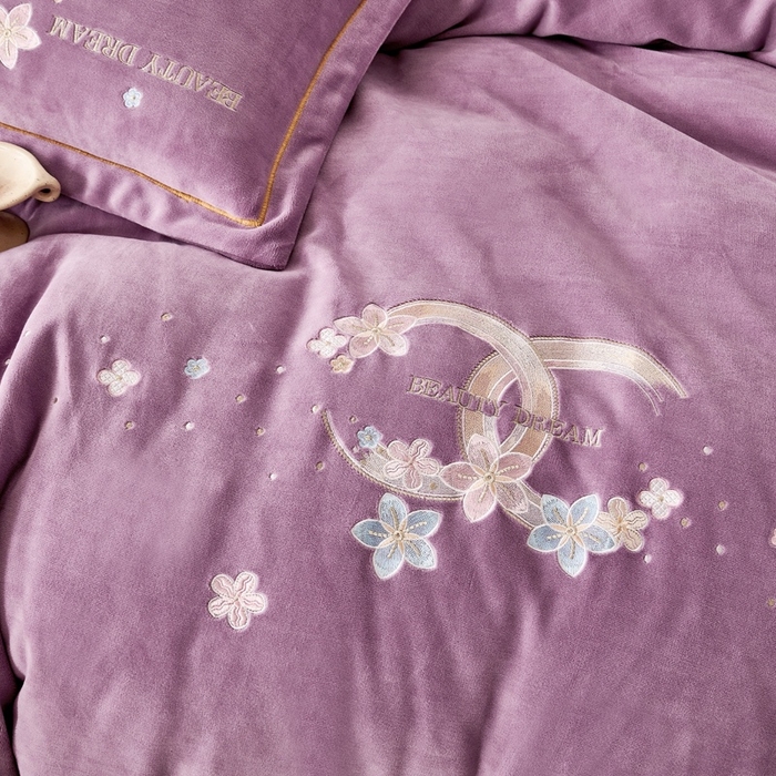 91家纺网 家纺一手货源 找家纺 玖琳家纺 2025新款商场定制款高克重刺绣牛奶绒四件套-香奈 紫色