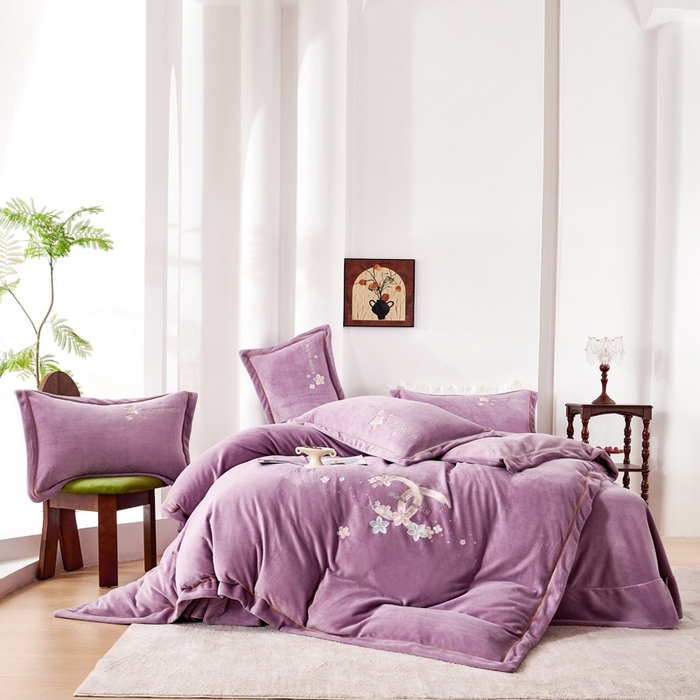 91家纺网 家纺一手货源 找家纺 玖琳家纺 2025新款商场定制款高克重刺绣牛奶绒四件套-香奈 紫色