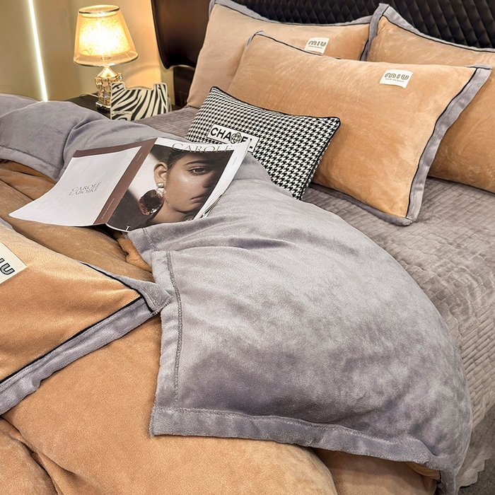 91家纺网 家纺一手货源 找家纺 芷卧 2025新款高克重牛奶绒四件套床盖款 马亚尔-卡其