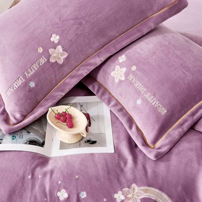 91家纺网 家纺一手货源 找家纺 玖琳家纺 2025新款商场定制款高克重刺绣牛奶绒四件套-香奈 紫色