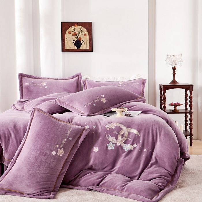 91家纺网 家纺一手货源 找家纺 玖琳家纺 2025新款商场定制款高克重刺绣牛奶绒四件套-香奈 紫色