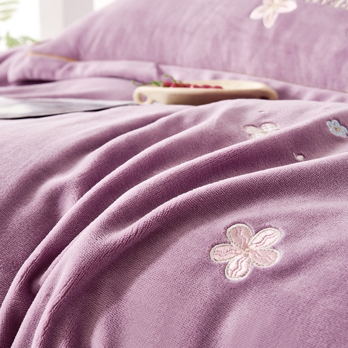 91家纺网 家纺一手货源 找家纺 玖琳家纺 2025新款商场定制款高克重刺绣牛奶绒四件套-香奈 紫色