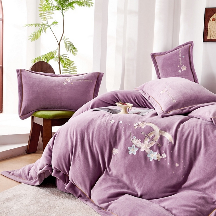 91家纺网 家纺一手货源 找家纺 玖琳家纺 2025新款商场定制款高克重刺绣牛奶绒四件套-香奈 紫色