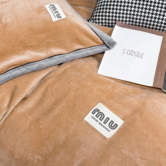 91家纺网 家纺一手货源 找家纺 芷卧 2025新款高克重牛奶绒四件套床盖款 马亚尔-卡其