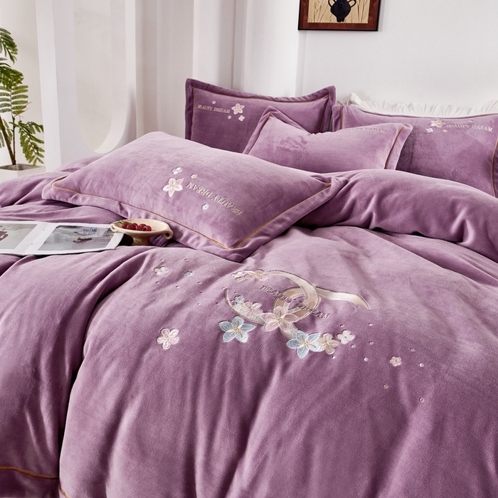 91家纺网 家纺一手货源 找家纺 玖琳家纺 2025新款商场定制款高克重刺绣牛奶绒四件套-香奈 紫色