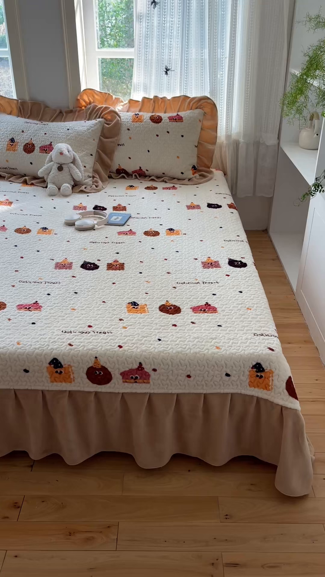 91家纺网 家纺一手货源 找家纺 红嘴企鹅 2025新款花边加厚牛奶绒单品床盖单件床盖三件套 点心