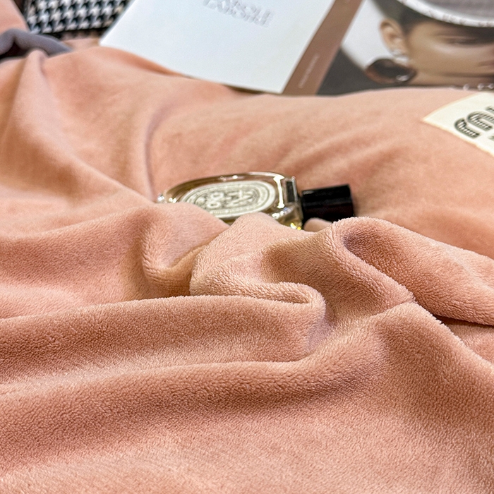 91家纺网 家纺一手货源 找家纺 芷卧 2025新款高克重牛奶绒四件套床盖款 马亚尔-暗粉