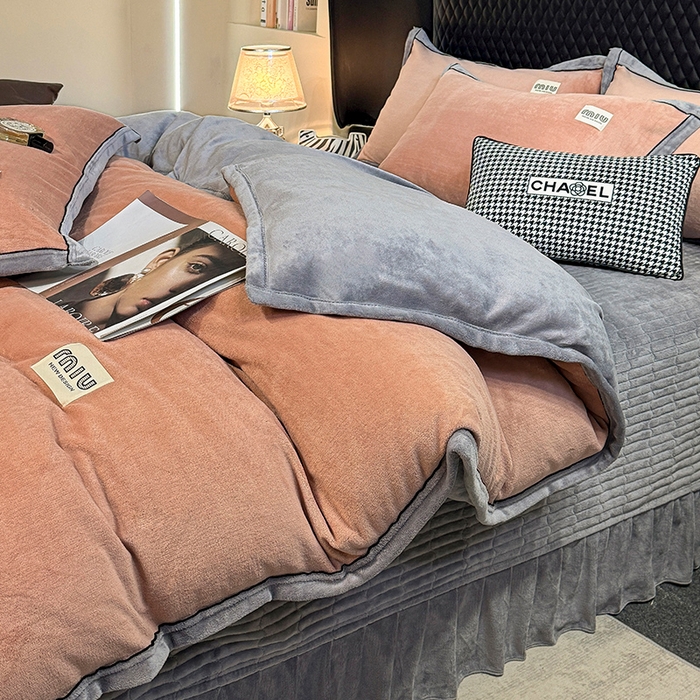 91家纺网 家纺一手货源 找家纺 芷卧 2025新款高克重牛奶绒四件套床盖款 马亚尔-暗粉