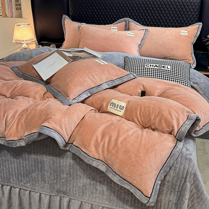 91家纺网 家纺一手货源 找家纺 芷卧 2025新款高克重牛奶绒四件套床盖款 马亚尔-暗粉