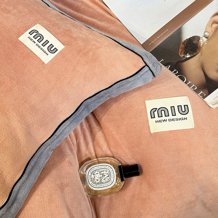 91家纺网 家纺一手货源 找家纺 芷卧 2025新款高克重牛奶绒四件套床盖款 马亚尔-暗粉