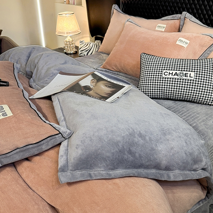 91家纺网 家纺一手货源 找家纺 芷卧 2025新款高克重牛奶绒四件套床盖款 马亚尔-暗粉