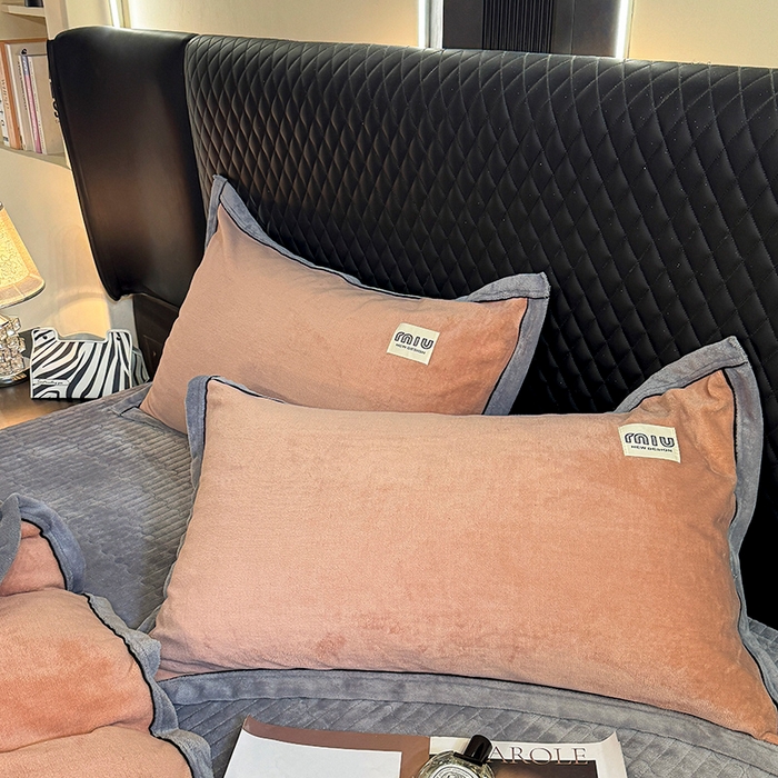 91家纺网 家纺一手货源 找家纺 芷卧 2025新款高克重牛奶绒四件套床盖款 马亚尔-暗粉