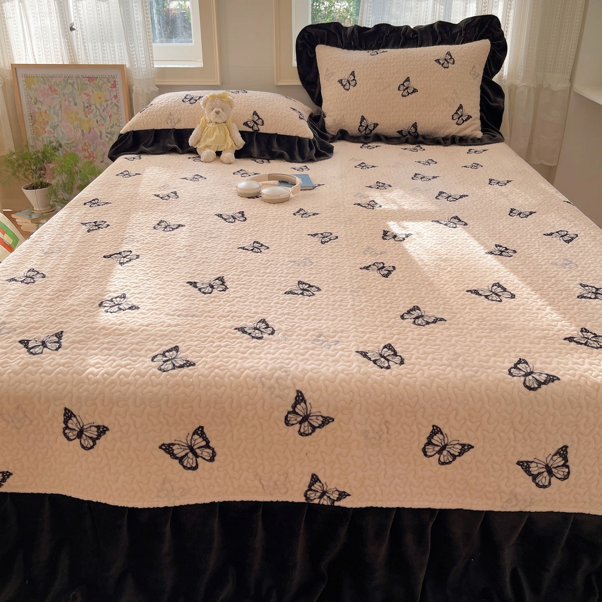 91家纺网 家纺一手货源 找家纺 红嘴企鹅 2025新款花边加厚牛奶绒单品床盖单件床盖三件套 蝶梦