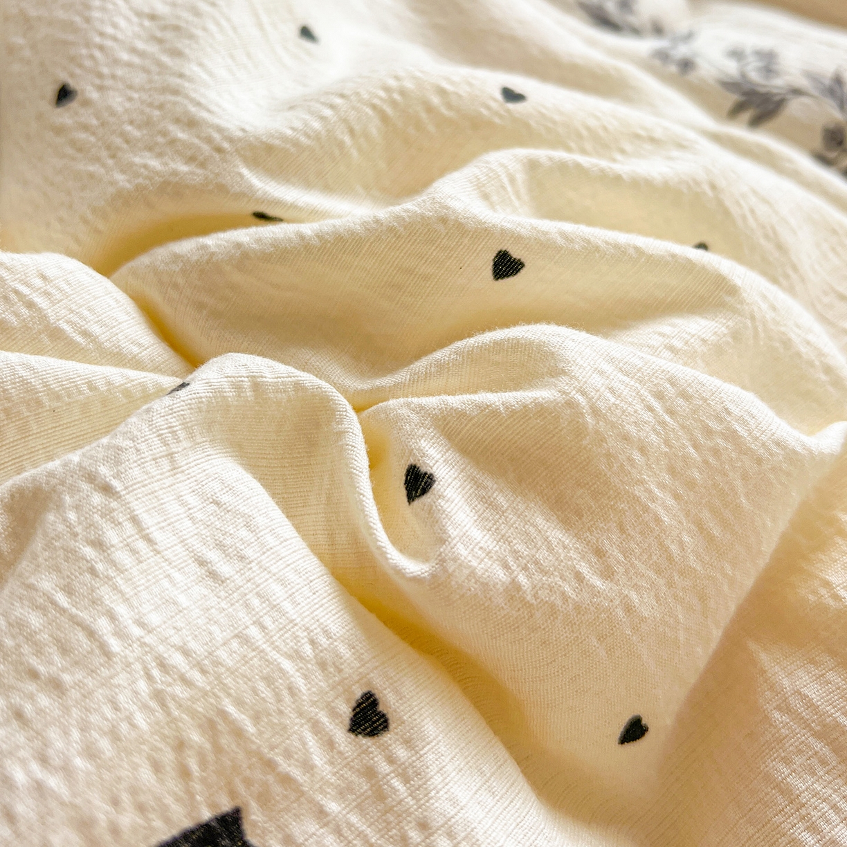 91家纺网 家纺一手货源 找家纺 优选 2025新款木棉双层纱ins少女心可爱加厚豆豆冬被四件套床盖三件套暖梦小红书推荐 点点爱心