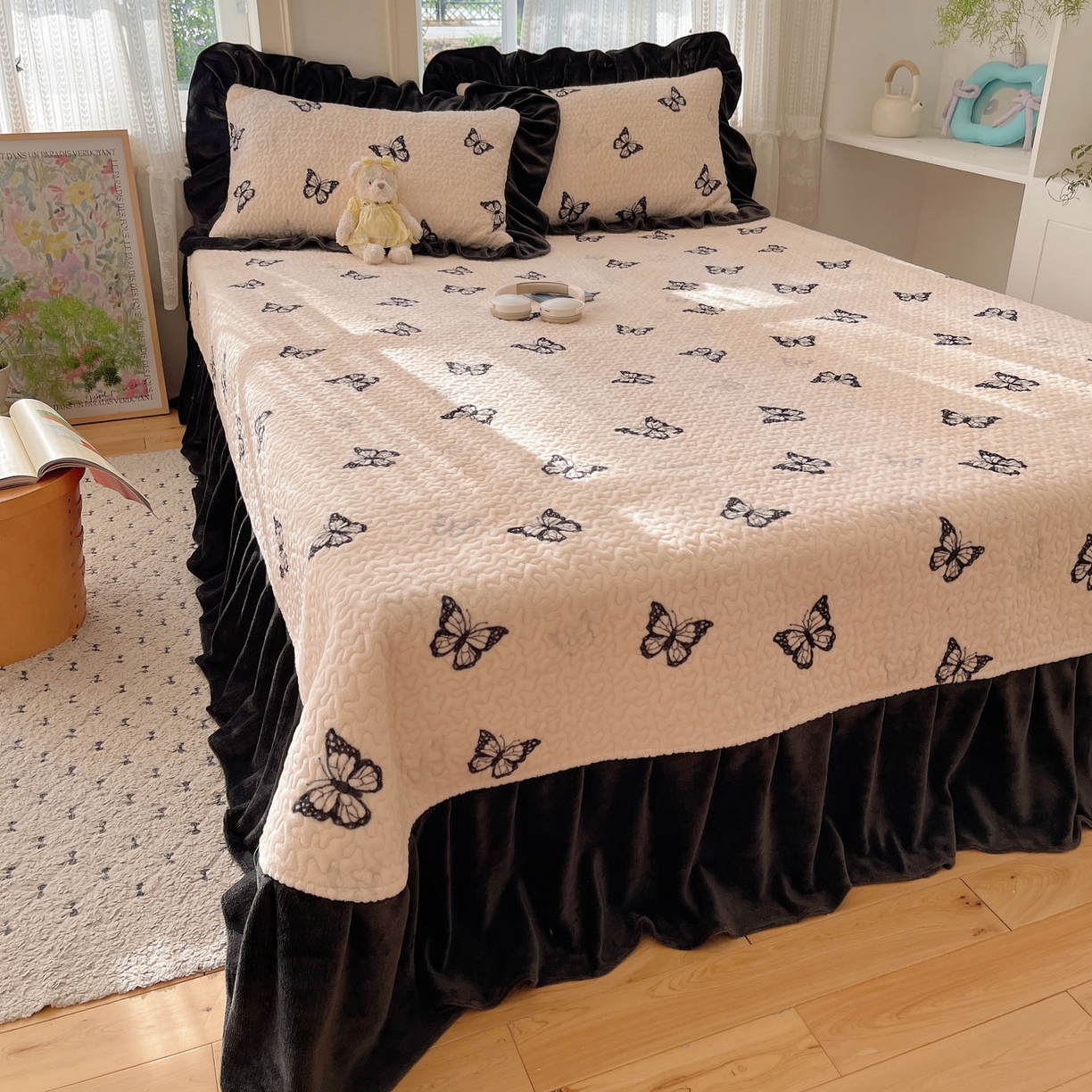 91家纺网 家纺一手货源 找家纺 红嘴企鹅 2025新款花边加厚牛奶绒单品床盖单件床盖三件套 蝶梦