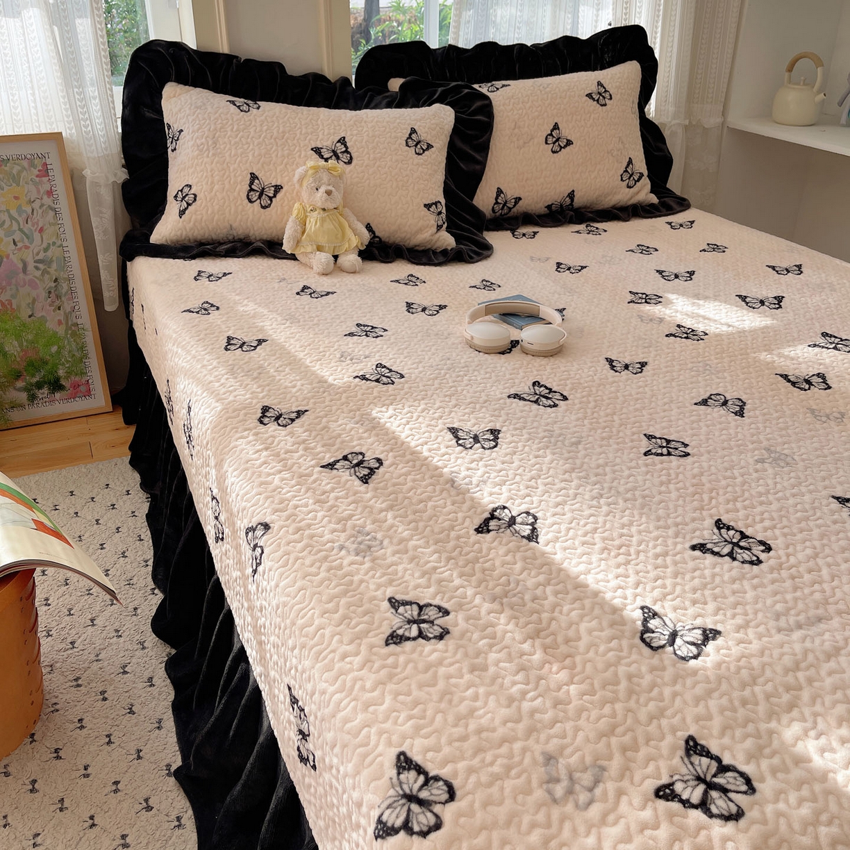 91家纺网 家纺一手货源 找家纺 红嘴企鹅 2025新款花边加厚牛奶绒单品床盖单件床盖三件套 蝶梦