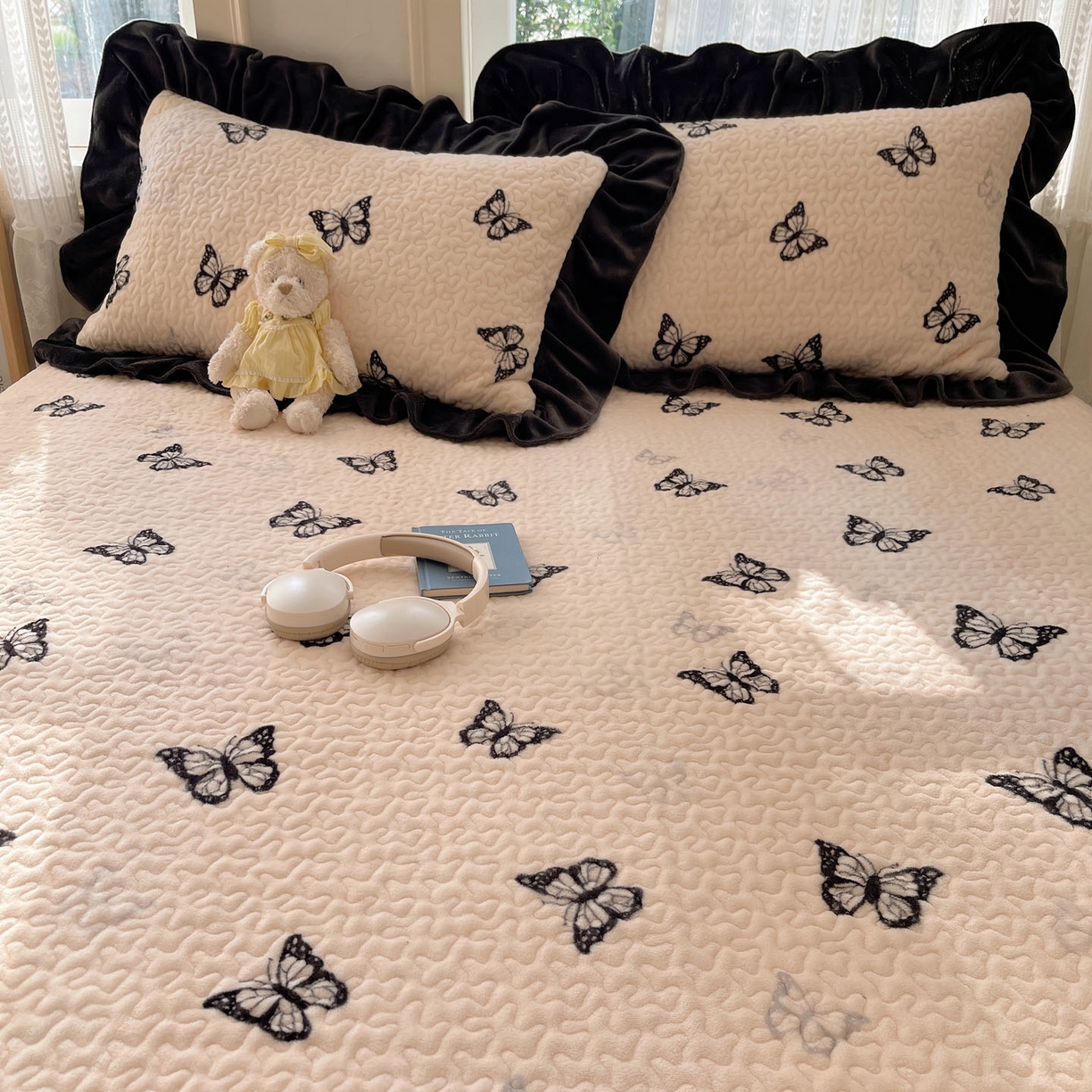 91家纺网 家纺一手货源 找家纺 红嘴企鹅 2025新款花边加厚牛奶绒单品床盖单件床盖三件套 蝶梦