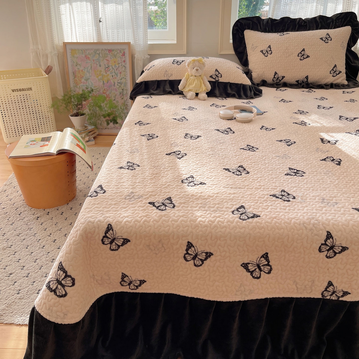 91家纺网 家纺一手货源 找家纺 红嘴企鹅 2025新款花边加厚牛奶绒单品床盖单件床盖三件套 蝶梦