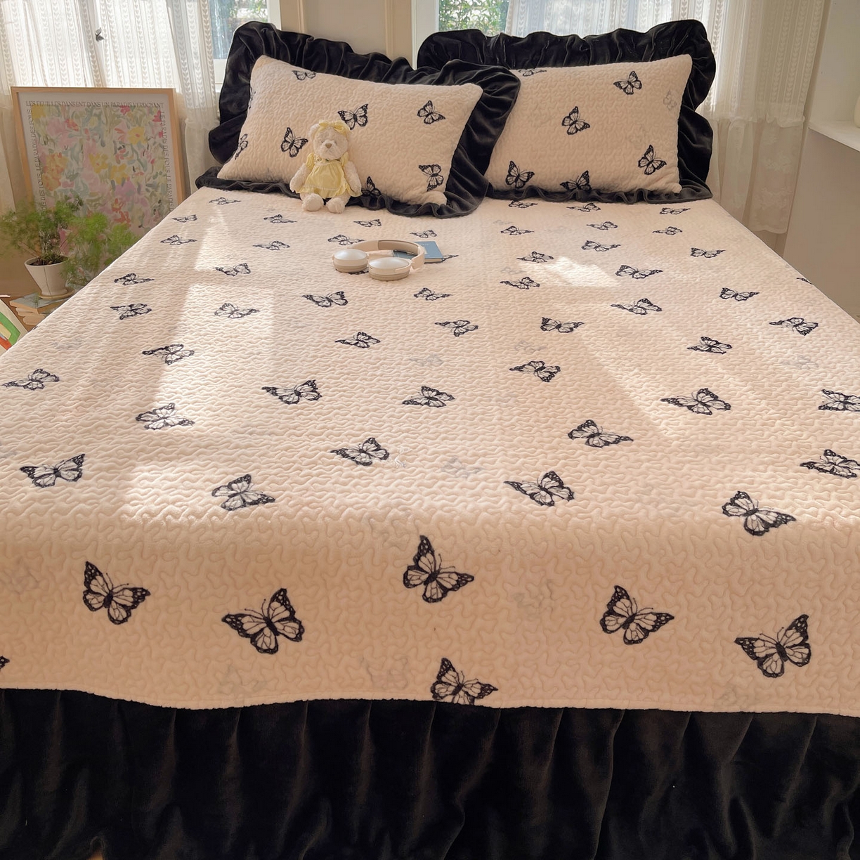 91家纺网 家纺一手货源 找家纺 红嘴企鹅 2025新款花边加厚牛奶绒单品床盖单件床盖三件套 蝶梦