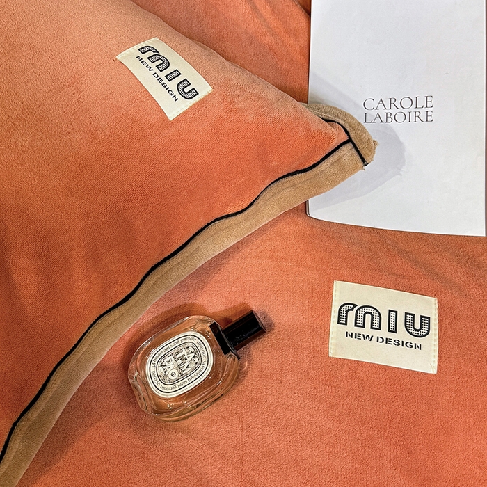 91家纺网 家纺一手货源 找家纺 芷卧 2025新款高克重牛奶绒四件套床盖款 马亚尔-爱桔