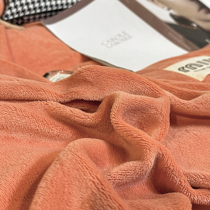 91家纺网 家纺一手货源 找家纺 芷卧 2025新款高克重牛奶绒四件套床盖款 马亚尔-爱桔