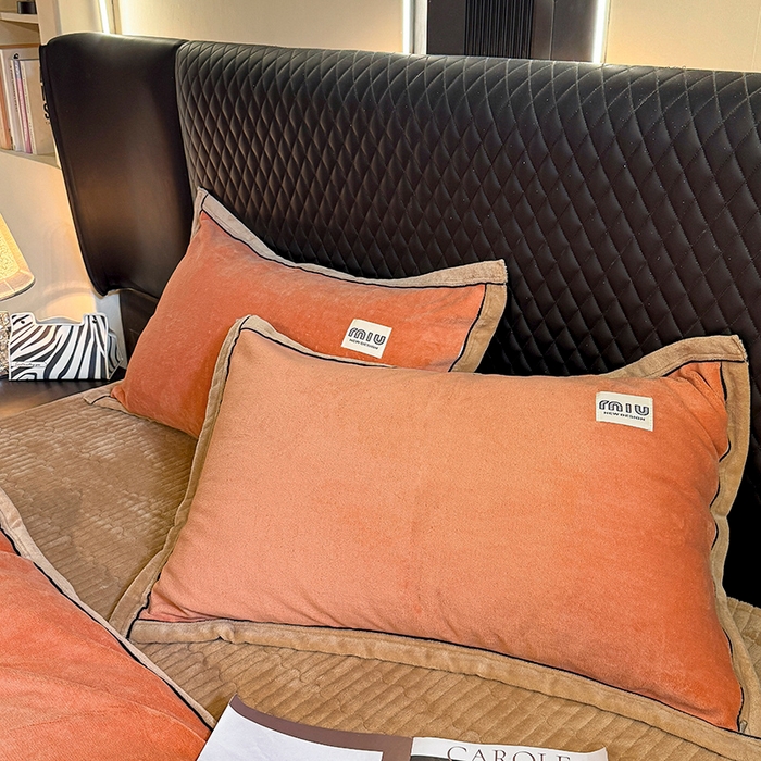 91家纺网 家纺一手货源 找家纺 芷卧 2025新款高克重牛奶绒四件套床盖款 马亚尔-爱桔