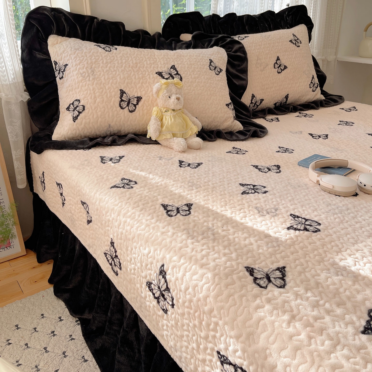 91家纺网 家纺一手货源 找家纺 红嘴企鹅 2025新款花边加厚牛奶绒单品床盖单件床盖三件套 蝶梦