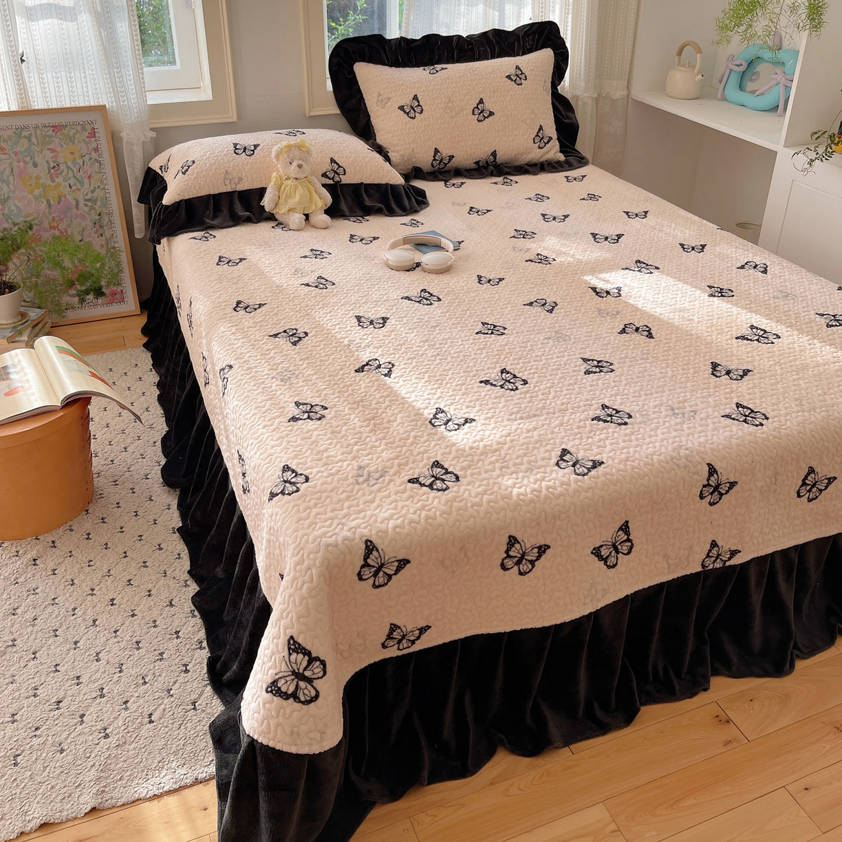 91家纺网 家纺一手货源 找家纺 红嘴企鹅 2025新款花边加厚牛奶绒单品床盖单件床盖三件套 蝶梦