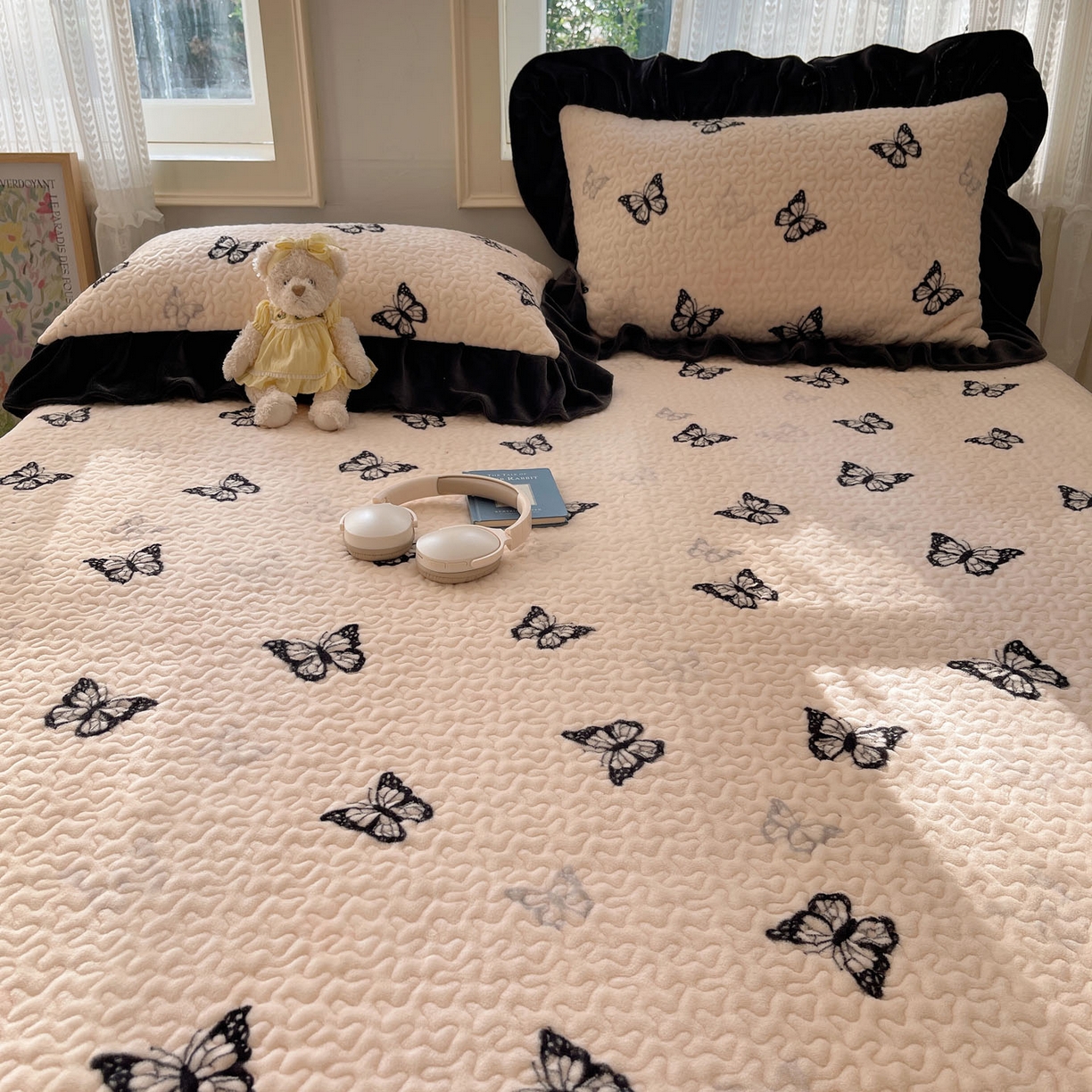 91家纺网 家纺一手货源 找家纺 红嘴企鹅 2025新款花边加厚牛奶绒单品床盖单件床盖三件套 蝶梦