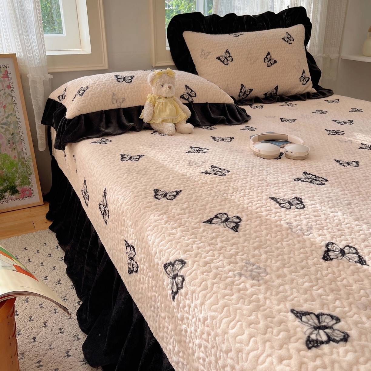 91家纺网 家纺一手货源 找家纺 红嘴企鹅 2025新款花边加厚牛奶绒单品床盖单件床盖三件套 蝶梦