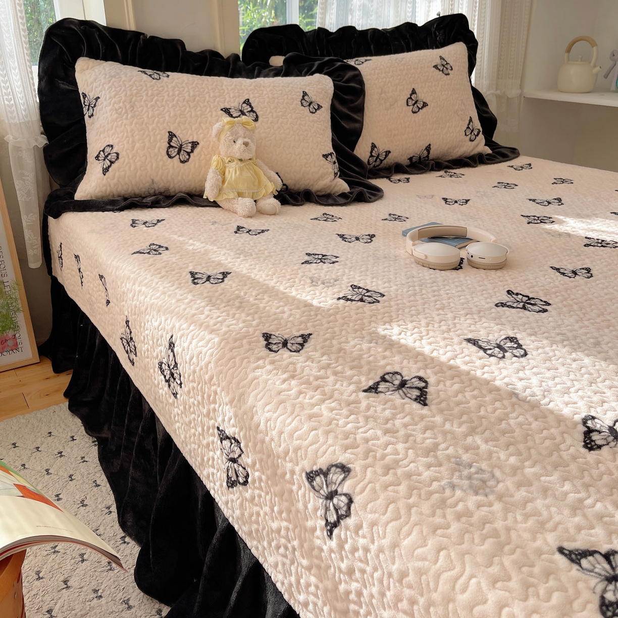 91家纺网 家纺一手货源 找家纺 红嘴企鹅 2025新款花边加厚牛奶绒单品床盖单件床盖三件套 蝶梦