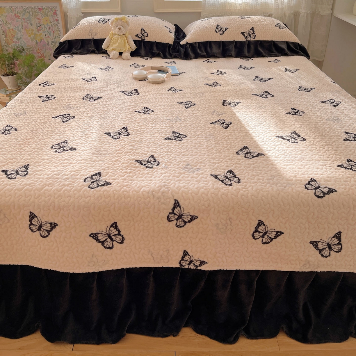 91家纺网 家纺一手货源 找家纺 红嘴企鹅 2025新款花边加厚牛奶绒单品床盖单件床盖三件套 蝶梦