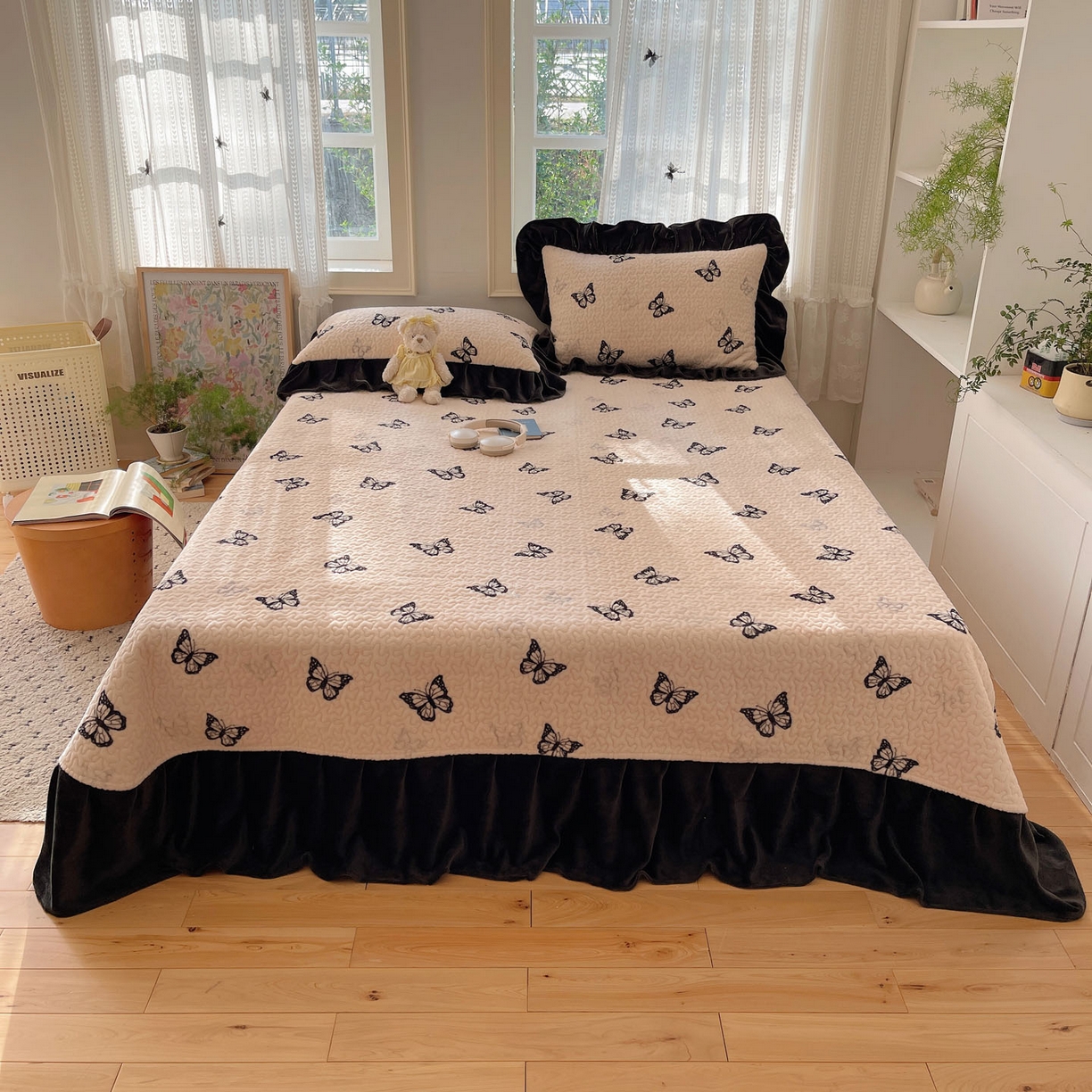 91家纺网 家纺一手货源 找家纺 红嘴企鹅 2025新款花边加厚牛奶绒单品床盖单件床盖三件套 蝶梦