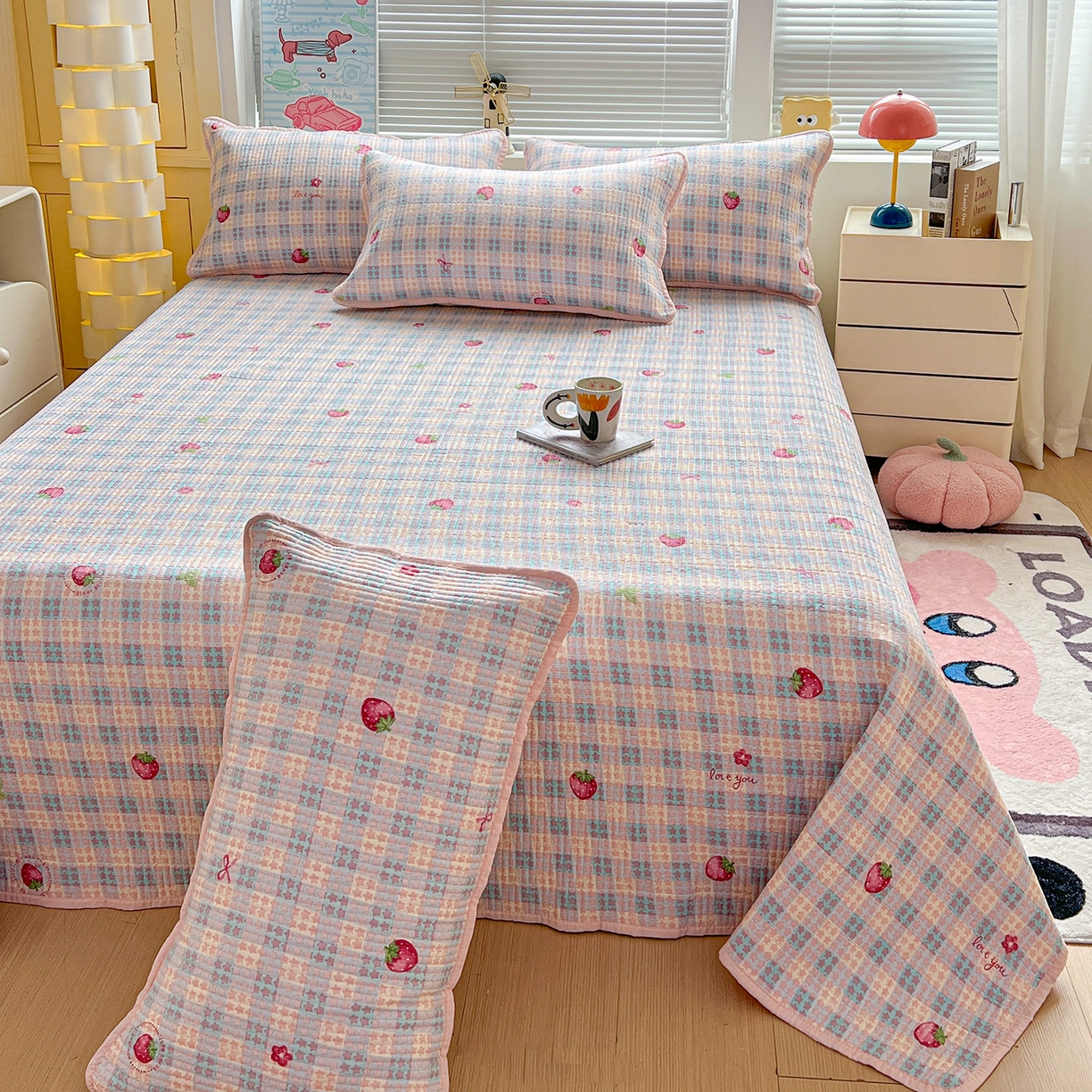 91家纺网 家纺一手货源 找家纺 优选 2025新款木棉双层纱ins少女心可爱加厚豆豆冬被四件套床盖三件套暖梦小红书推荐 格子草莓